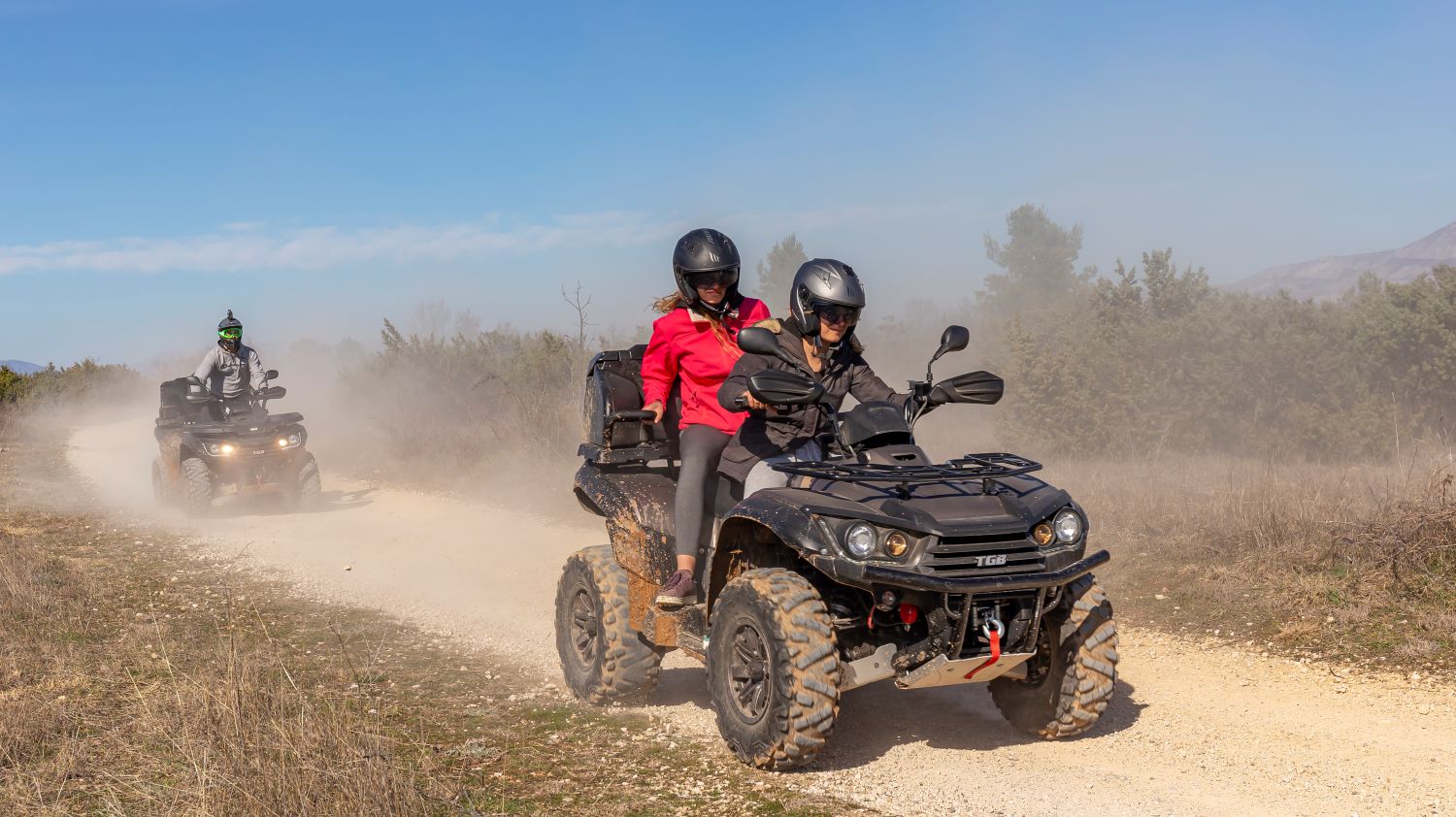 Quad vožnja po kamenitom makadamu